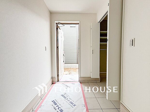 やわらかな陽射しがふりそそぎ、ゆったりした時間が流れる室内。