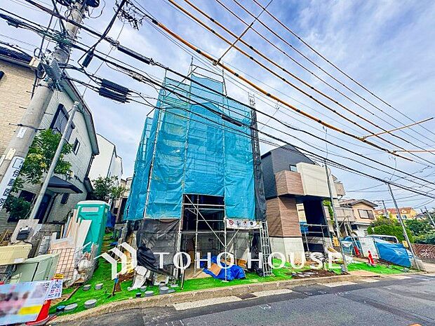 爽やかな青空の下に贅沢なほどに降り注ぐ陽光、豊かな居住性と、クオリティが見事に調和した住空間。