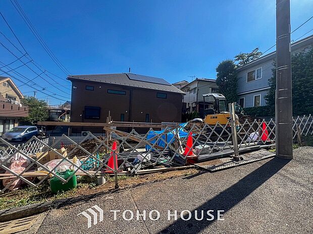 閑静な住宅街の陽当りに恵まれた土地。たくさんの想いが美しいカタチに彩られます。