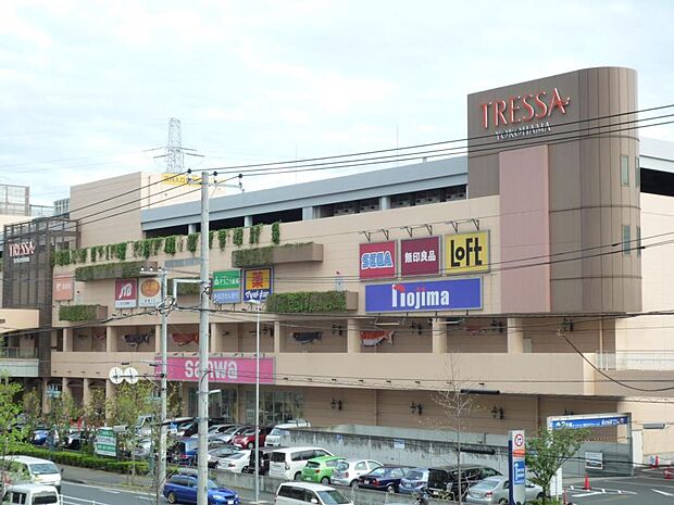 約200もの専門店が集まる首都圏初のオートモール複合施設。