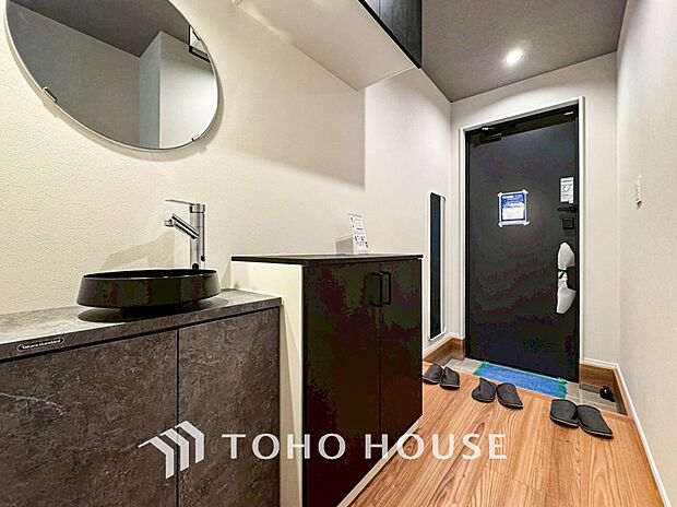 帰り着くたびに洗練されたテイストの空間に迎えられ誇りと喜びを感じる玄関まわりです。