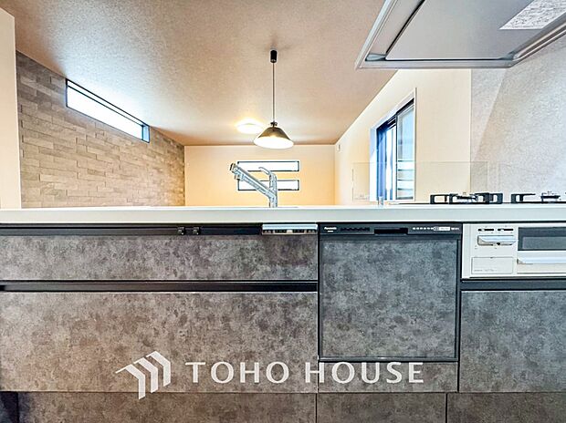 機能的で使い勝手のよさそうなキッチン。明るく清潔感があります。