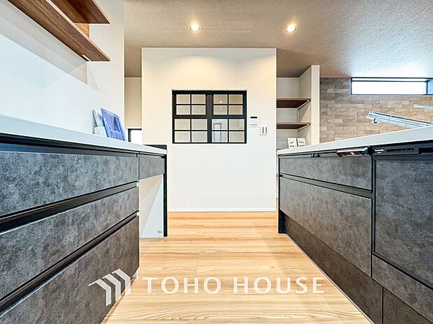 料理をしながらご家族との会話を楽しめる対面キッチン。