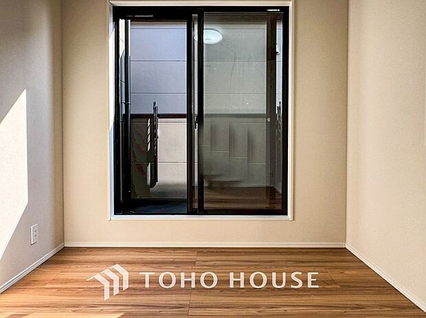 大きな窓からたっぷりと陽光が注がれる明るい空間。家族の成長に対応できる永住仕様の間取り。