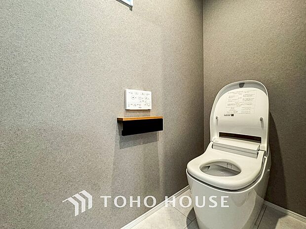 換気と明るさに配慮した、清潔感溢れるトイレ。落ち着いた空間で安らぎのひとときをお過ごしいただけます。