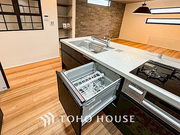 手洗いに比べ節水効果が高く、食器の洗浄から乾燥まで、食後の水仕事を軽減します。