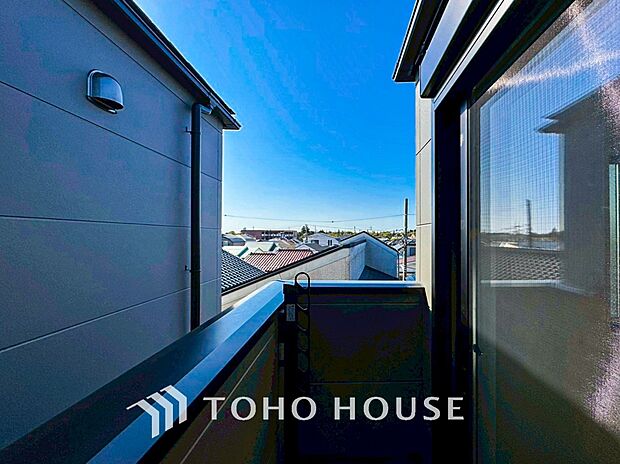 暮らしの中で光と風を演出してくれるバルコニー。