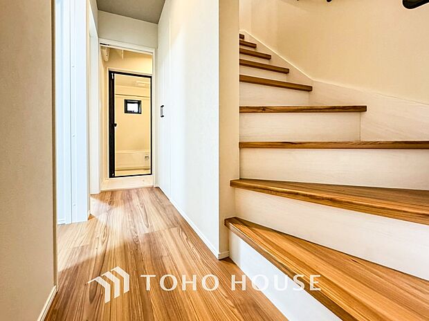 パブリックゾーンとプライベートゾーン繋ぐ階段。豊かな陽光が注ぎ込み、爽やかな住空間を演出。