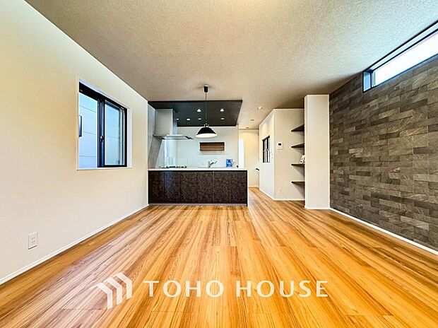 光と風があふれる開放的なリビングダイニングには自然と家族みんなが集まってきます。