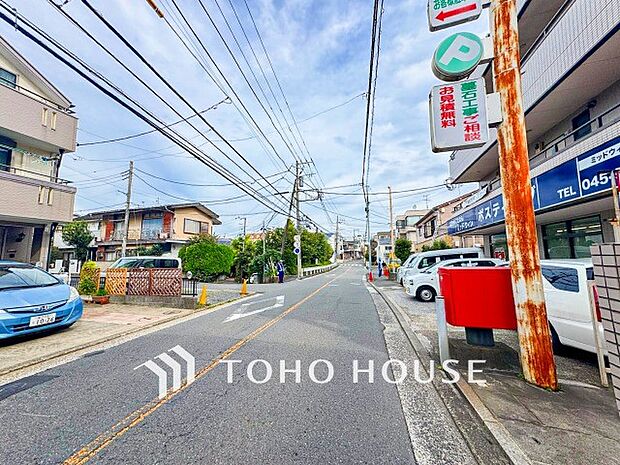 前面道路含む現地写真『快適』は「家」と「街」と「環境」が調和した時に訪れるだと改めて感じさせてくれます。