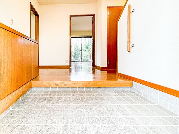 居住者の帰り、訪れる方を優しく迎えてくれる開放感のある玄関。