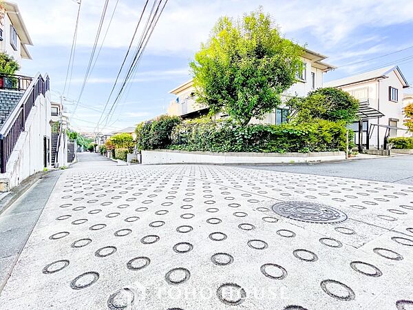 前面道路含む現地写真『快適』は「家」と「街」と「環境」が調和した時に訪れるだと改めて感じさせてくれます。