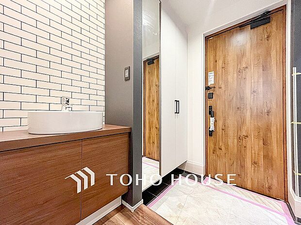 帰り着くたびに洗練されたテイストの空間に迎えられ誇りと喜びを感じる玄関まわりです。