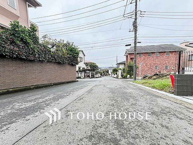 前面道路含む現地写真『快適』は「家」と「街」と「環境」が調和した時に訪れるだと改めて感じさせてくれます。