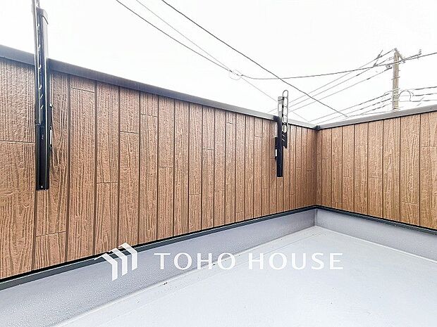 暮らしの中で光と風を演出してくれるバルコニー。