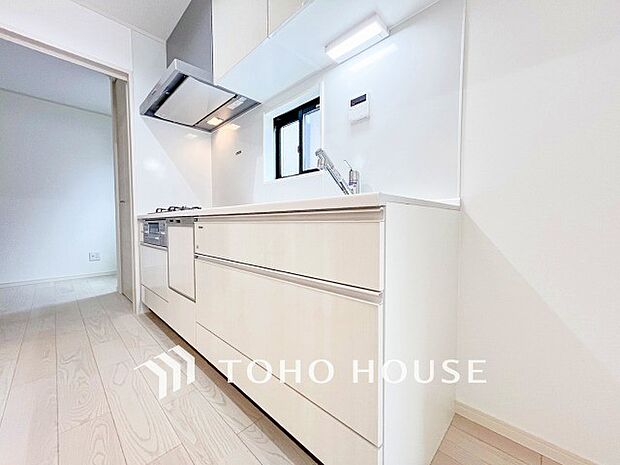 お手入れのしやすいすっきりしたシステムキッチンを採用しました。