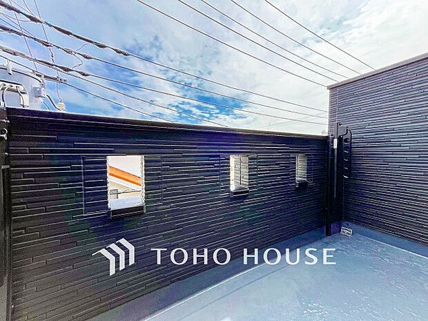 暮らしの中で光と風を演出してくれるバルコニー。