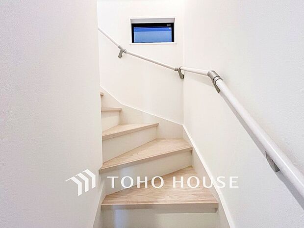 各フロアを結ぶ階段。集いの空間と一人の時間を楽しむプライベートルームをバランスよく繋いでいます。