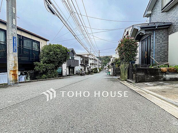 前面道路含む現地写真『快適』は「家」と「街」と「環境」が調和した時に訪れるだと改めて感じさせてくれます。