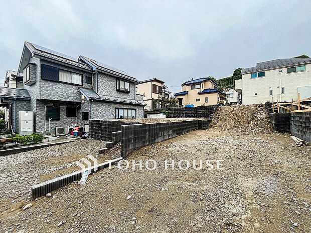 閑静な住宅街の陽当りに恵まれた土地。たくさんの想いが美しいカタチに彩られます。
