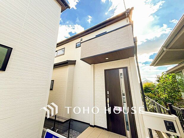 住む人や訪れる人やさしくエスコートする玄関アプローチ。