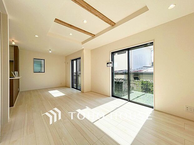 やわらかな陽射しがふりそそぎ、室内に開放感と爽快感をもたらします。