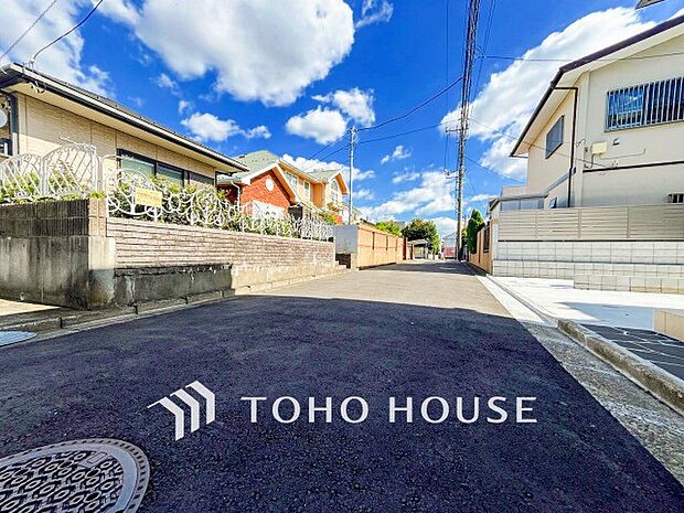 前面道路含む現地写真『快適』は「家」と「街」と「環境」が調和した時に訪れるだと改めて感じさせてくれます。