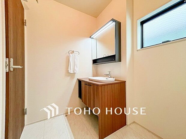 落ち着いた空間を演出するカラーと、ゆったりお使い頂ける広さが魅力のパウダールーム。