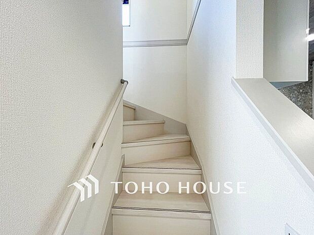 各フロアを結ぶ階段。集いの空間と一人の時間を楽しむプライベートルームをバランスよく繋いでいます。