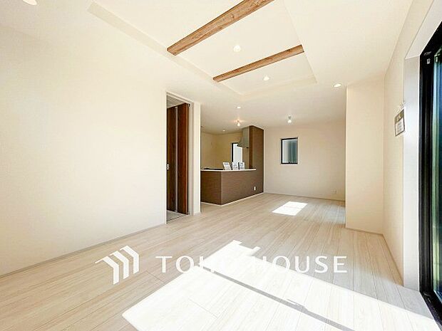 光と風があふれる開放的なリビングダイニングには自然と家族みんなが集まってきます。