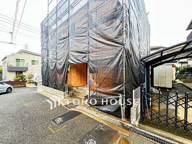 住む人や訪れる人やさしくエスコートする玄関アプローチ。