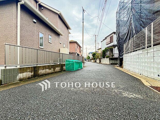 前面道路含む現地写真『快適』は「家」と「街」と「環境」が調和した時に訪れるだと改めて感じさせてくれます。