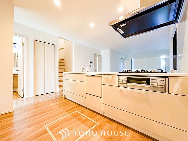 お手入れのしやすいすっきりしたシステムキッチンを採用しました。