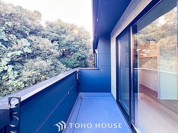 暮らしの中で光と風を演出してくれるバルコニー。