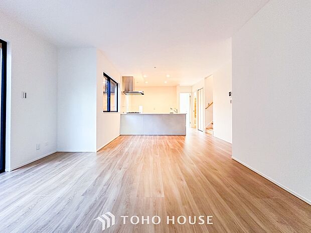 忙しい朝でも、しっかり家族が揃って食事をして頂けるゆとりある大きさのダイニングスペース。