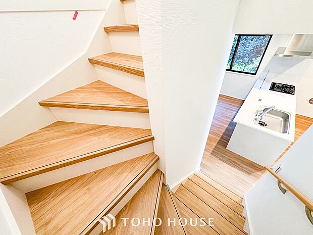 パブリックゾーンとプライベートゾーン繋ぐ階段。豊かな陽光が注ぎ込み、爽やかな住空間を演出。