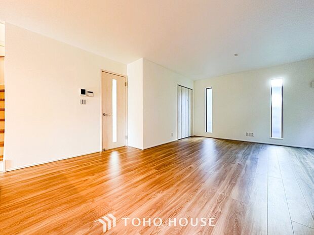 光と風があふれる開放的なリビングダイニングには自然と家族みんなが集まってきます。