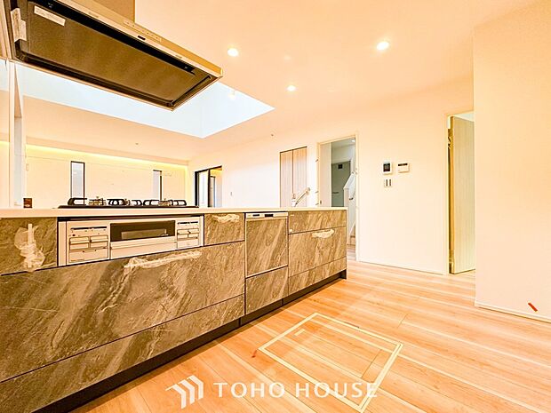 お手入れのしやすいすっきりしたシステムキッチンを採用しました。