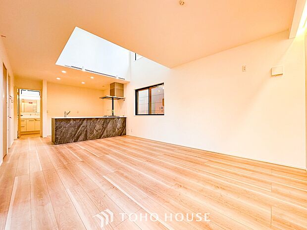 家族と過ごすひと時を溢れる光が優しく包み込むリビングダイニング。