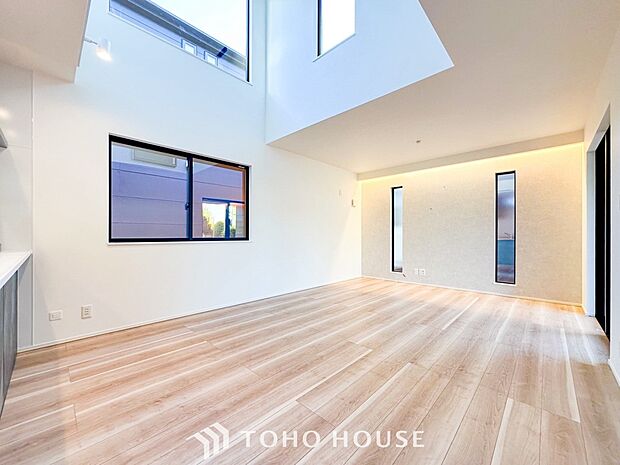 忙しい朝でも、しっかり家族が揃って食事をして頂けるゆとりある大きさのダイニングスペース。