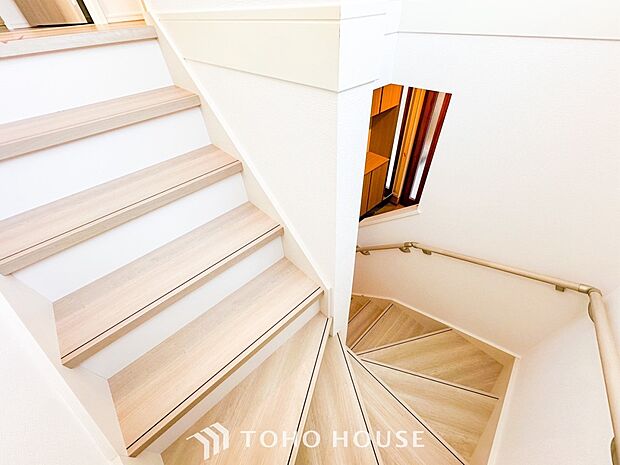 パブリックゾーンとプライベートゾーン繋ぐ階段。豊かな陽光が注ぎ込み、爽やかな住空間を演出。