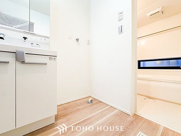 洗濯機を配置しても十分なスペースを確保しております。