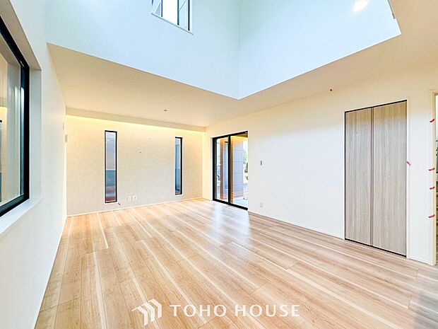 光と風があふれる開放的なリビングダイニングには自然と家族みんなが集まってきます。