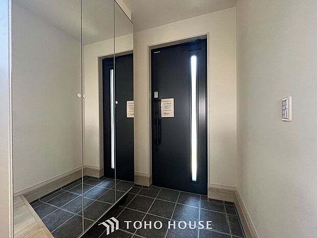 居住者の帰り、訪れる方を優しく迎えてくれる開放感のある玄関。