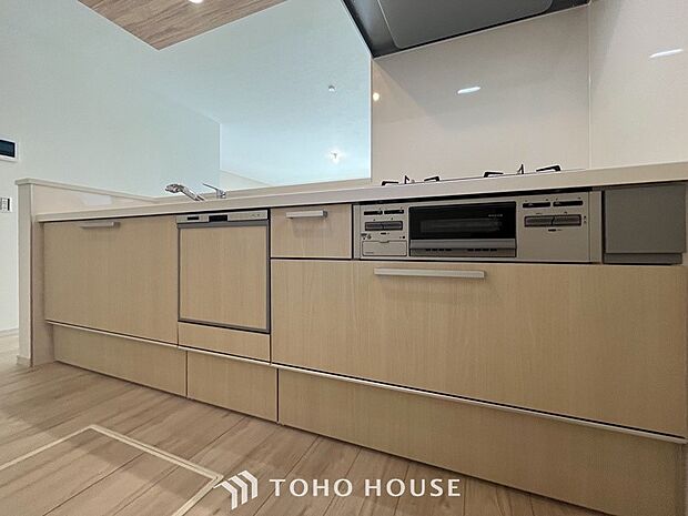 お手入れのしやすいすっきりしたシステムキッチンを採用しました。