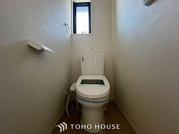 換気と明るさに配慮した清潔感溢れるトイレ。落ち着いた空間で安らぎのひとときをお過ごしいただけます。