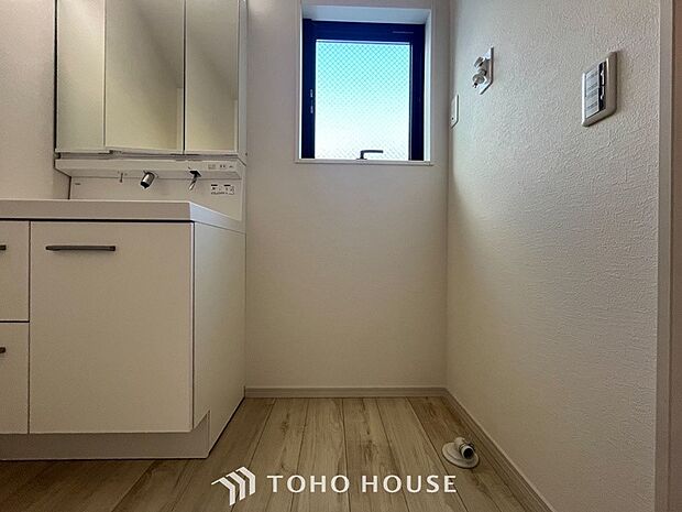 洗濯機を配置しても十分なスペースを確保しております。