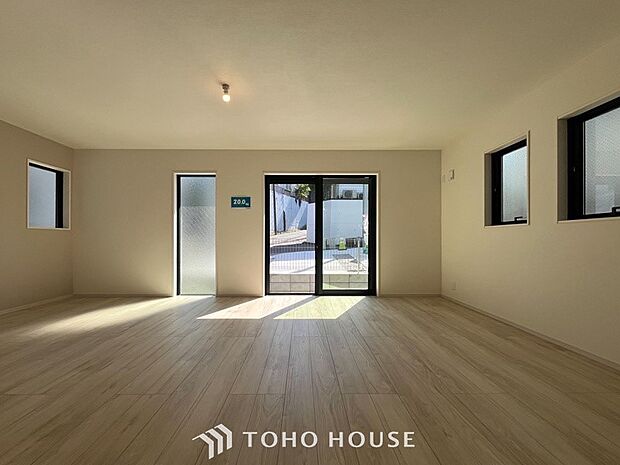 忙しい朝でも、しっかり家族が揃って食事をして頂けるゆとりある大きさのダイニングスペース。