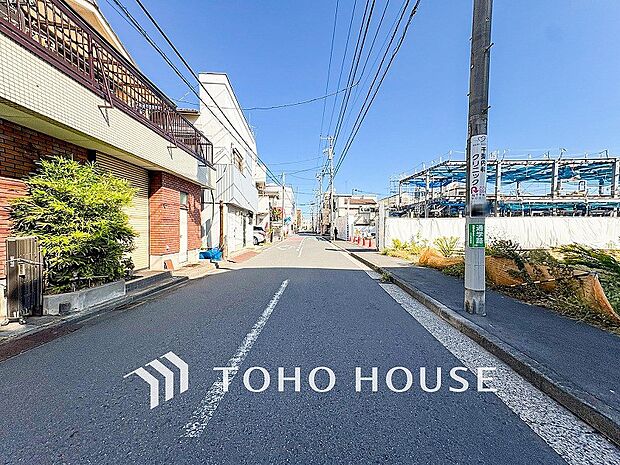 前面道路含む現地写真『快適』は「家」と「街」と「環境」が調和した時に訪れるだと改めて感じさせてくれます。