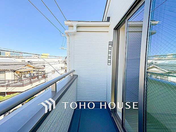 陽光とそよ風に触れることができるバルコニー。